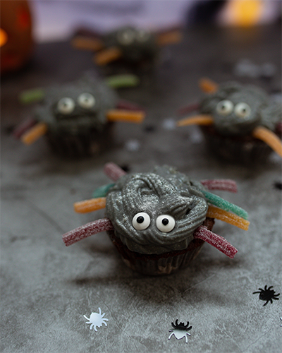 Halloween Muffins mit Spinnenbeinen