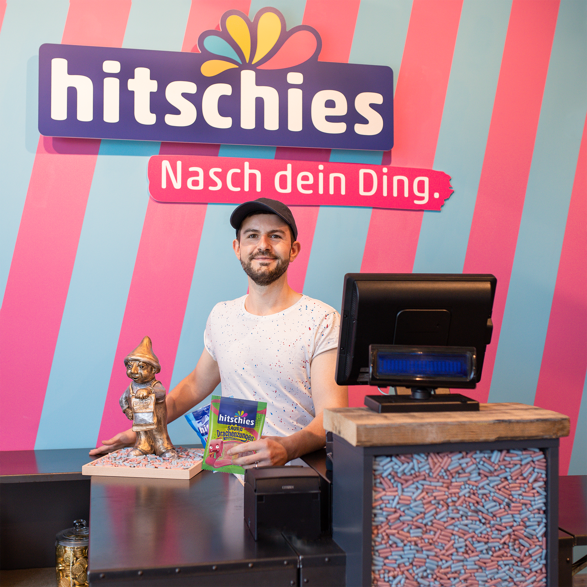 hitschies hitschler Werksverkauf in Hürth bei Köln mit Mitarbeiter hinter der Kasse 